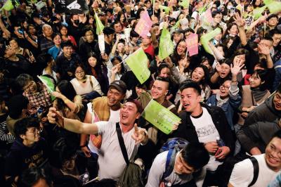 我國2020總統大選期間,選民的熱情投入令Minerva Schools學生印象深刻。 (莊坤儒攝) 我國2020總統大選期間,選民的熱情投入令Minerva Schools學生印象深刻。 (莊坤儒攝)