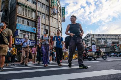 林立青導覽的島內散步行程，帶民眾從建築看見時代的變化，感受勞動者的生命力。(莊坤儒攝)