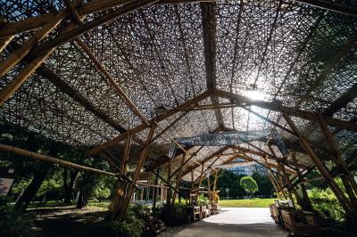 甘銘源在客家公園的作品,竹網過濾陽光,斑駁的光影讓人猶若置身在枝葉錯落的竹林之中。 甘銘源在客家公園的作品,竹網過濾陽光,斑駁的光影讓人猶若置身在枝葉錯落的竹林之中。