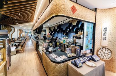 位於高鐵台南站的「深緣及水」,店內以竹編作為裝飾材,古樸又不失典雅,別具特色。 位於高鐵台南站的「深緣及水」,店內以竹編作為裝飾材,古樸又不失典雅,別具特色。