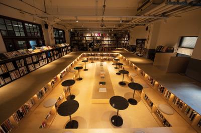 「不只是圖書館」用下凹的書池，呼應原本空間澡堂「泡澡」的語彙，創造被書環繞的情境。（莊坤儒攝）