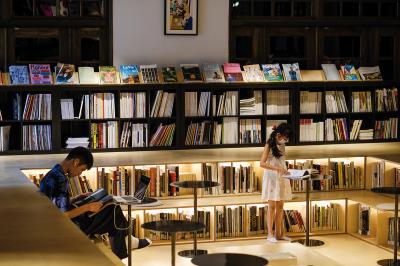 「不只是圖書館」用下凹的書池，呼應原本空間澡堂「泡澡」的語彙，創造被書環繞的情境。