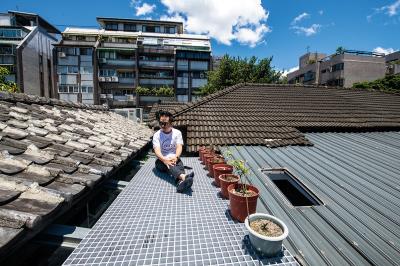 可以腳踩泥土，屋頂觀星，在寸土寸金的台北擁有一片天空，邱柏文在實驗和一起老屋生活的可能性。 