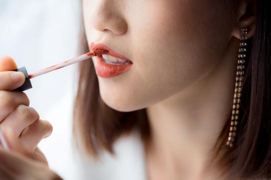 口紅效應：從口紅看經濟 The Lipstick Effect: How Luxury Lipstick Sales May Be a Sign of Economic Hardship;