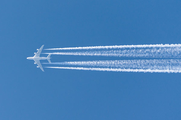 劃破天際的飛機雲 Contrails: A Trail of Cloud Out of the Blue